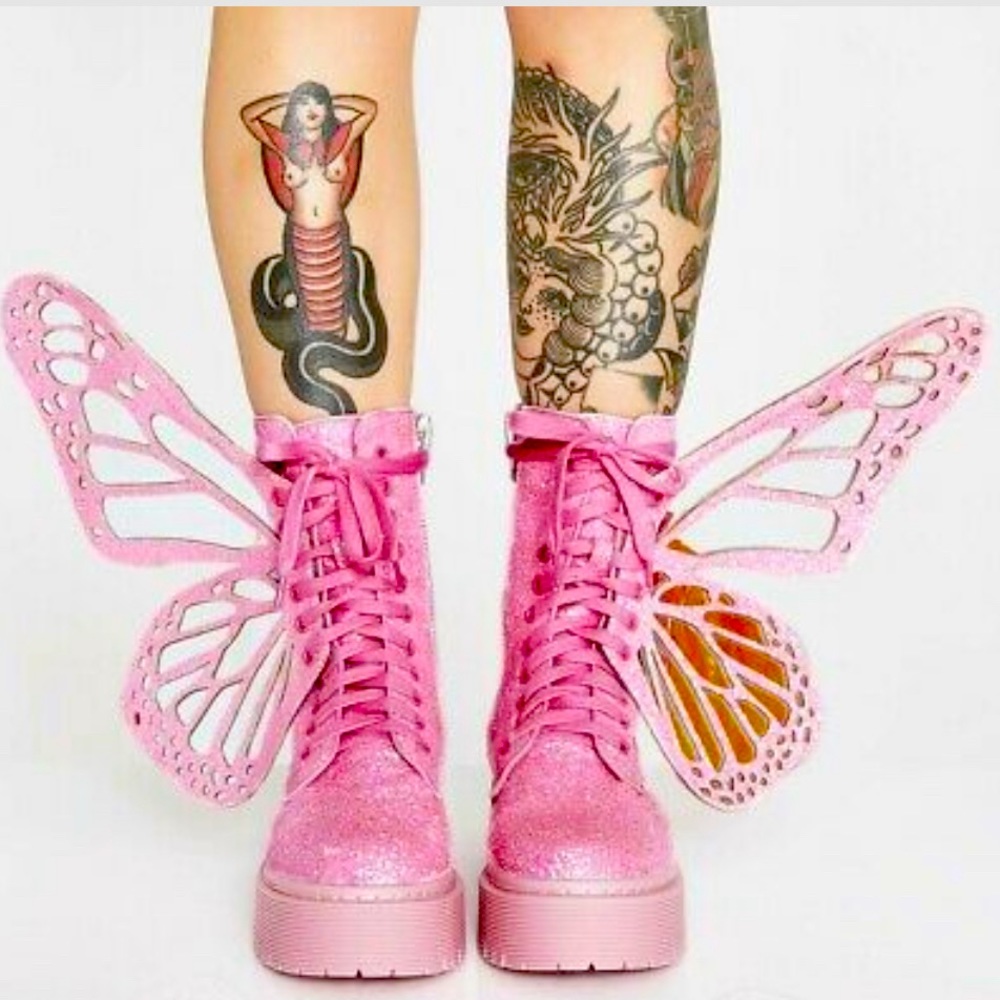 Pink butterfly boots 💕